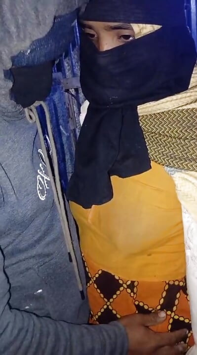 Me follé a mi hermanastra en una casa vacía en una noche de invierno.