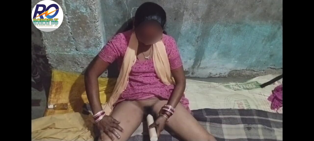 Desi dorfmädchen öffnete ihren salwar-anzug und steckte den penis und den schwanz zusammen in ihre muschi ein und fickte sie, Hindi audio