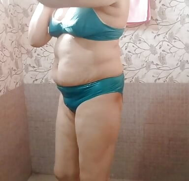 Sweet roja bathing naked