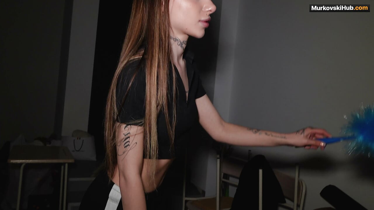 Luna Evans 在黑暗中挑逗她纹身的身体，然后被 Mr. Murkovski 感性地操