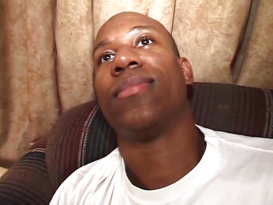 Enorme pau preto chupando no quarto ... apenas chupando e pequena buceta penetrada