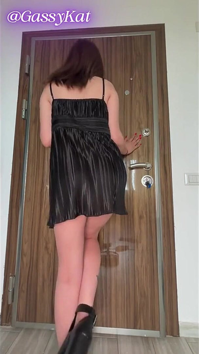 פלצות שמלה שחורה בעמידה