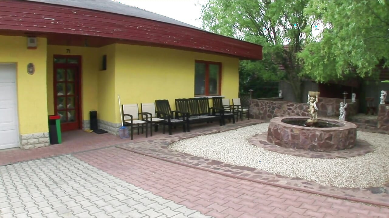 Δύο κακές σκύλες ρουφάνε και γαμάνε σκληρό πούτσο