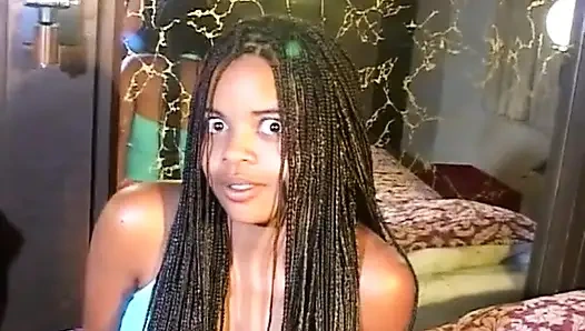 Симпатичная чернокожая шлюшка отсасывает член и пробурит киску возбужденная фелла