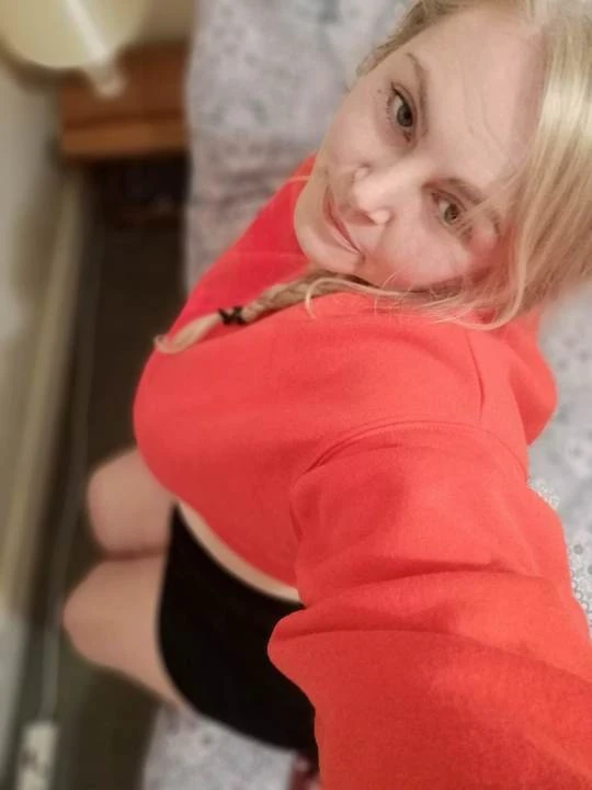 Shake that booty, flash that ass - Blonde BBW’s big ass