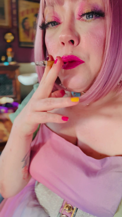 Uma namorada enche os pulmões de fumaça - Tina Snua fumando um cigarro de rolha - inala anéis de fumaça à deriva ... | Clipe 2