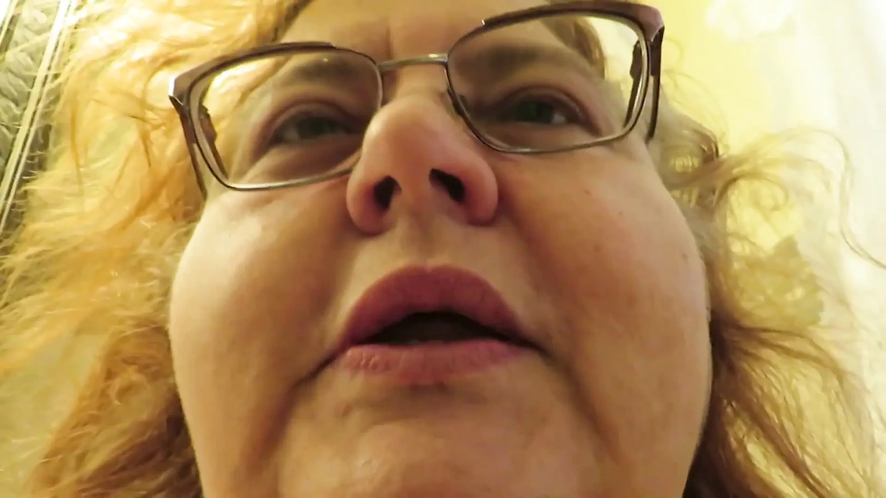 身体之旅 Nv 在浴室毛茸茸的阴部撒尿