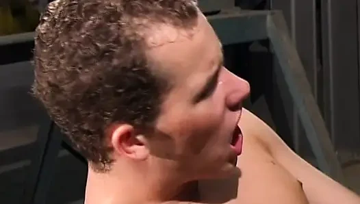 Pissen-action mit geiler blonder deutscher schlampe in der werkstatt