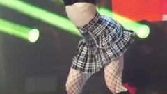 Es ist Itzy, Chaeryeong, die ihre Beine in Netzstrümpfen zeigt
