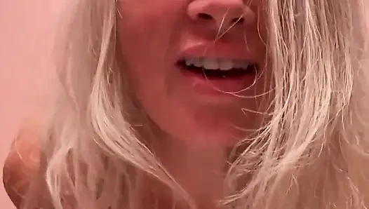 Мачеха в йога-шортах в ее ванной