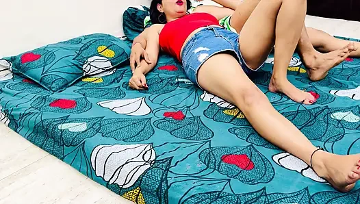 Das bett mit der kleinen stiefschwester im urlaub teilen, eine verrückte nacht sollten wir wahrscheinlich nicht reden