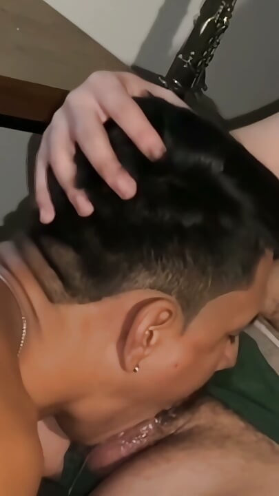 ঘামে ভেজা জিমের মোটা বাঁড়া চুষে চুষে পুজো করার পর গলা পর্যন্ত গভীরে নেওয়া I