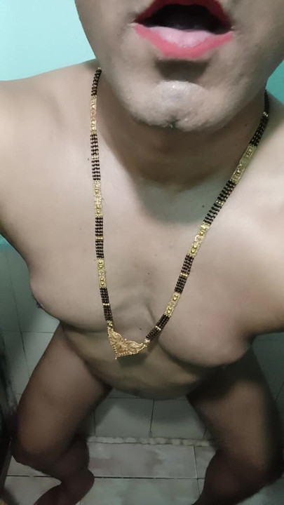Crossdresser dalam suasana hati terangsang membutuhkan kontol hitam