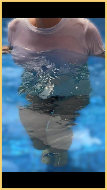 Mükemmel sütyensiz memeli evli kadın havuzda ıslak gömlek