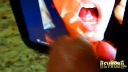 VIDEO 92 Punhetando e gozando no tablet IV