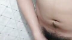 Hete Indische jongen masturbeert in de wasruimte