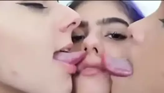 3 lesbian Girls Kissing