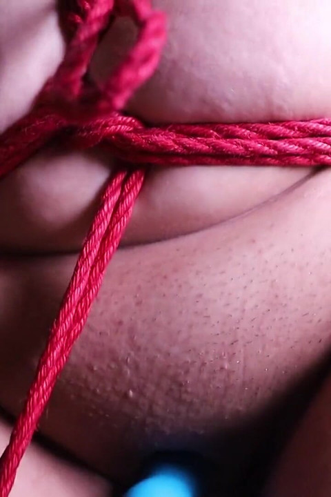 Submissive Diikat dan Diseksi di Pabrik Terbengkalai