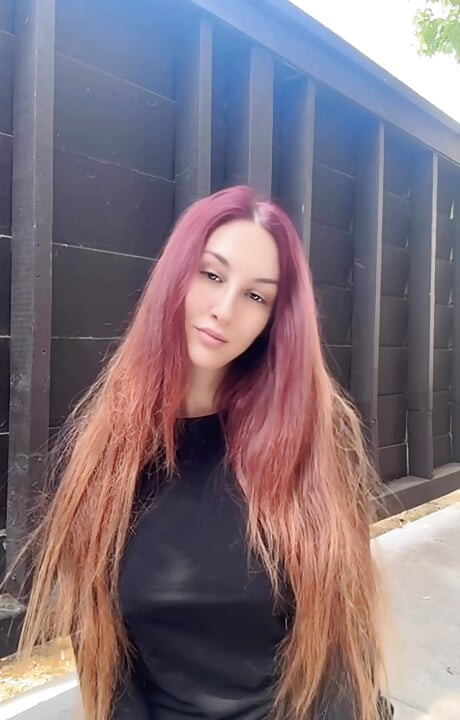 Włoskie duże cycki milf Artemidia Love długie włosy fetysz na zewnątrz