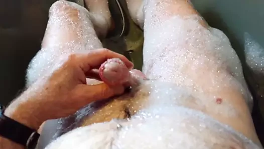 Banyo köpüklerine işemek