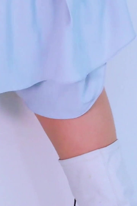 흰색 부츠를 신고 섹시한 춤을 추다