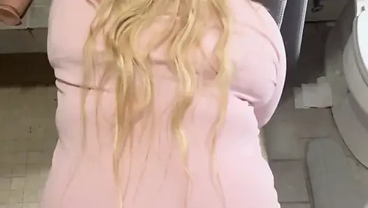 Memekku muncrat banyak banget saat lubang pantatku dihancurkan... dan lebih banyak kesenangan anal