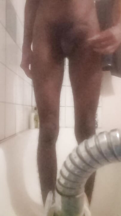 Jim masturbira i eksplodira veliko svršavanje.