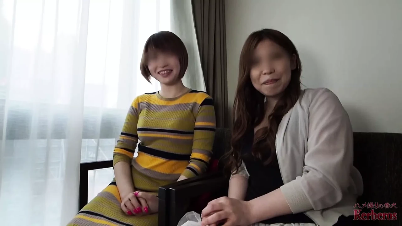 Hai người vợ làm cho đồng tính nữ chơi và nó biến thành một ba người!