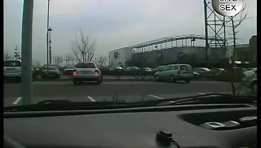 Tombul orta yaşlı seksi fahişe arabada amını tatmin ediyor