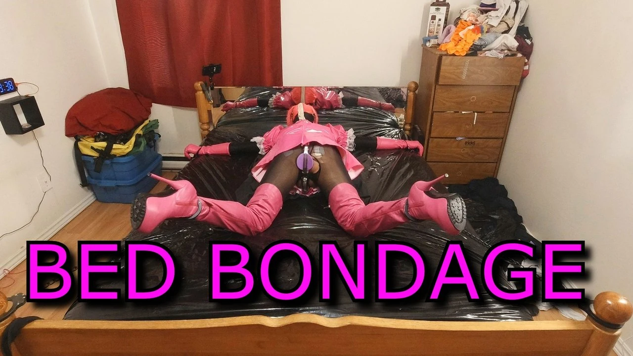 Sissy maid manschett till sängs i kyskhet och electro kuddar själv bondage