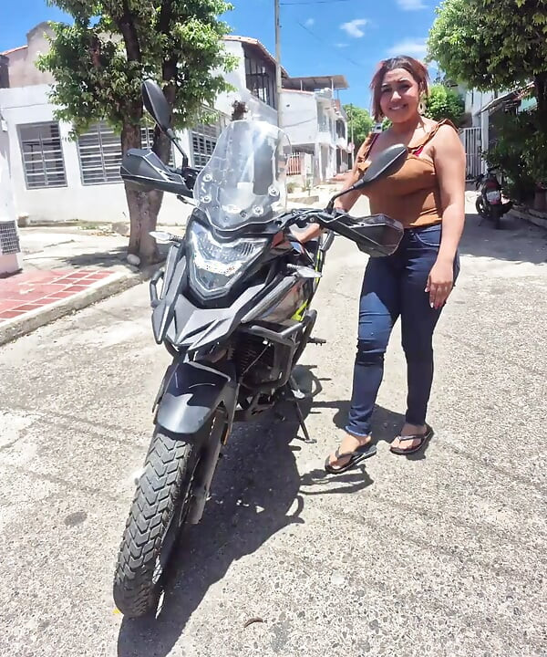 我想清洁女工想要拿我的摩托车. 我不在乎. 我会把它交给她, 以换取操她.