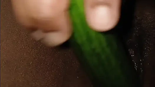 Мачеха трахает ее съедобный дилдо