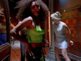 Mel B cu sfârcuri tari în clipul videoclipului „Wannabe”