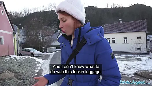 Она нервно снимает одежду перед незнакомцем в видео от первого лица - Публичный агент