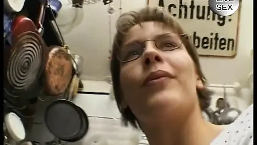 Vollbusige brünette masturbiert vor handjob und doggystyle