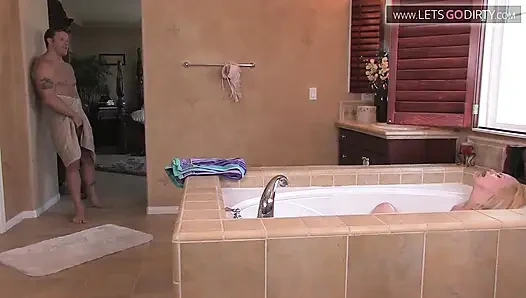 Ateşli tara arkadan büyük amcığı seviyor, sonra amını sektiriyor