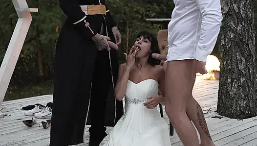 Похоже свадьба пошло не по плану? или тройничок должен быть таким?