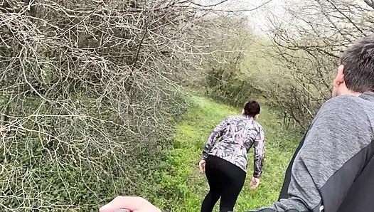 Ormanda orta yaşlı seksi kadın - azgın olgun sürtük ile açık havada riskli dölleme