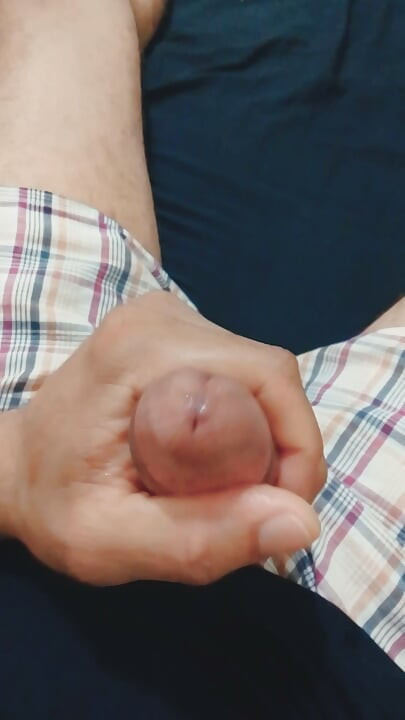 Olha só eu gozando e gemendo alto. Masturbação..