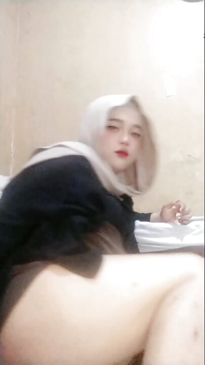 Ivvy Crossdresser Hijab Sucks Dildo and Riding It