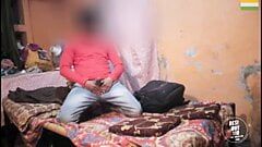Indische jongen staright- homo jongen toont sperma geschoten met volledige kracht