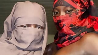 Wanita eboni mengurut buah dada satu sama lain