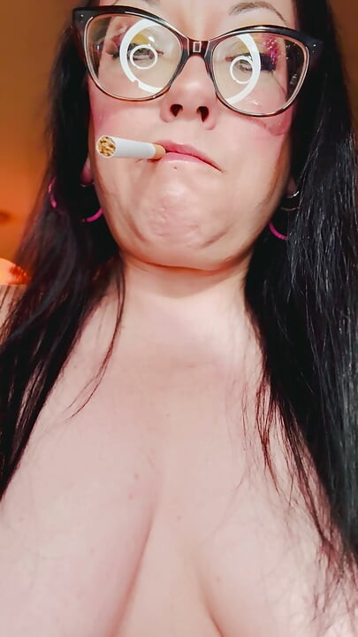 Jen rychlá cigareta s Tinou Snua - driftující OMI OME Snap Vdechování kouření