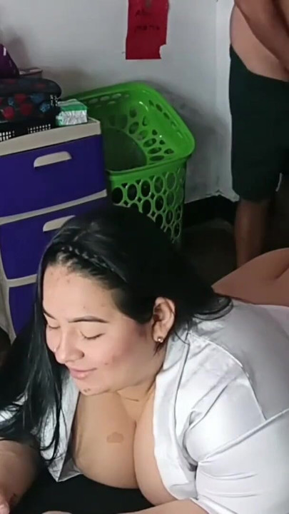 Moja polusestra je bila u svom krevetu bez gaćica, a ja joj dodirujem pičku i drkam je, a ona to obožava | Isječak 1