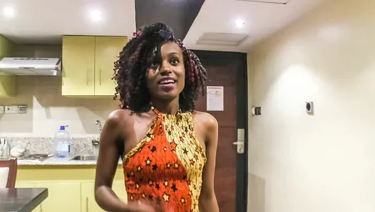 Modelo de ébano amadora da Tanzânia elenco para um trabalho falso