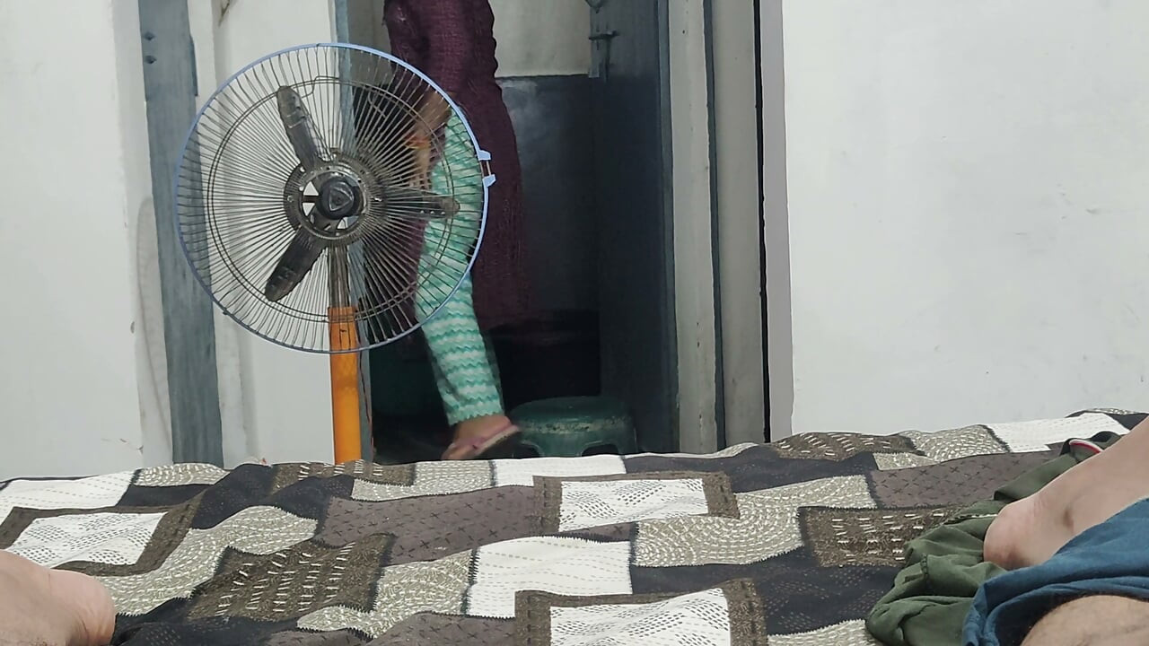 Khi anh trai vắng nhà, vợ anh ta bú cu đến khi xuất tinh trong miệng - video Hindi