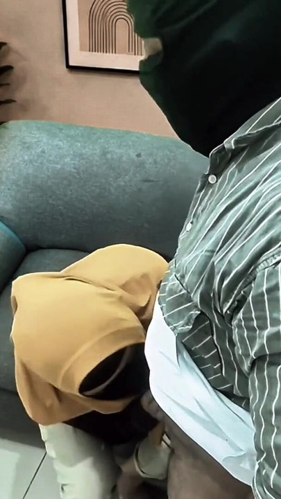 Colega de birou musulmană cu hijab și șeful ei pentru promovare lingând pizda păroasă și supt pula și futut pizda udă | Clip 1