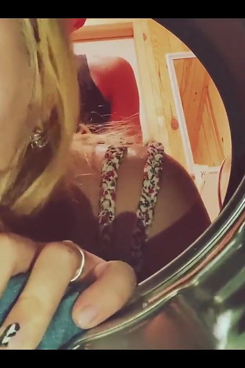 Üvey kız kardeşim çamaşır makinesine sıkıştı ve ona büyük yarağımla yardım etmeye karar verdim