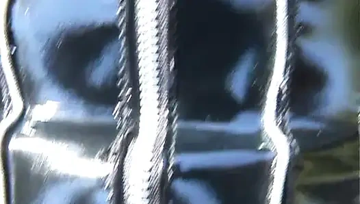 Sürtük esmerin ellerinde çok büyük bir siyah yarak var ve yutmakta zorlanıyor