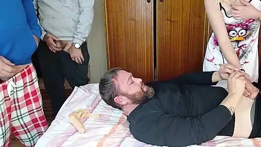 Блондинка показывает районным мужикам, что у меня были большие члены